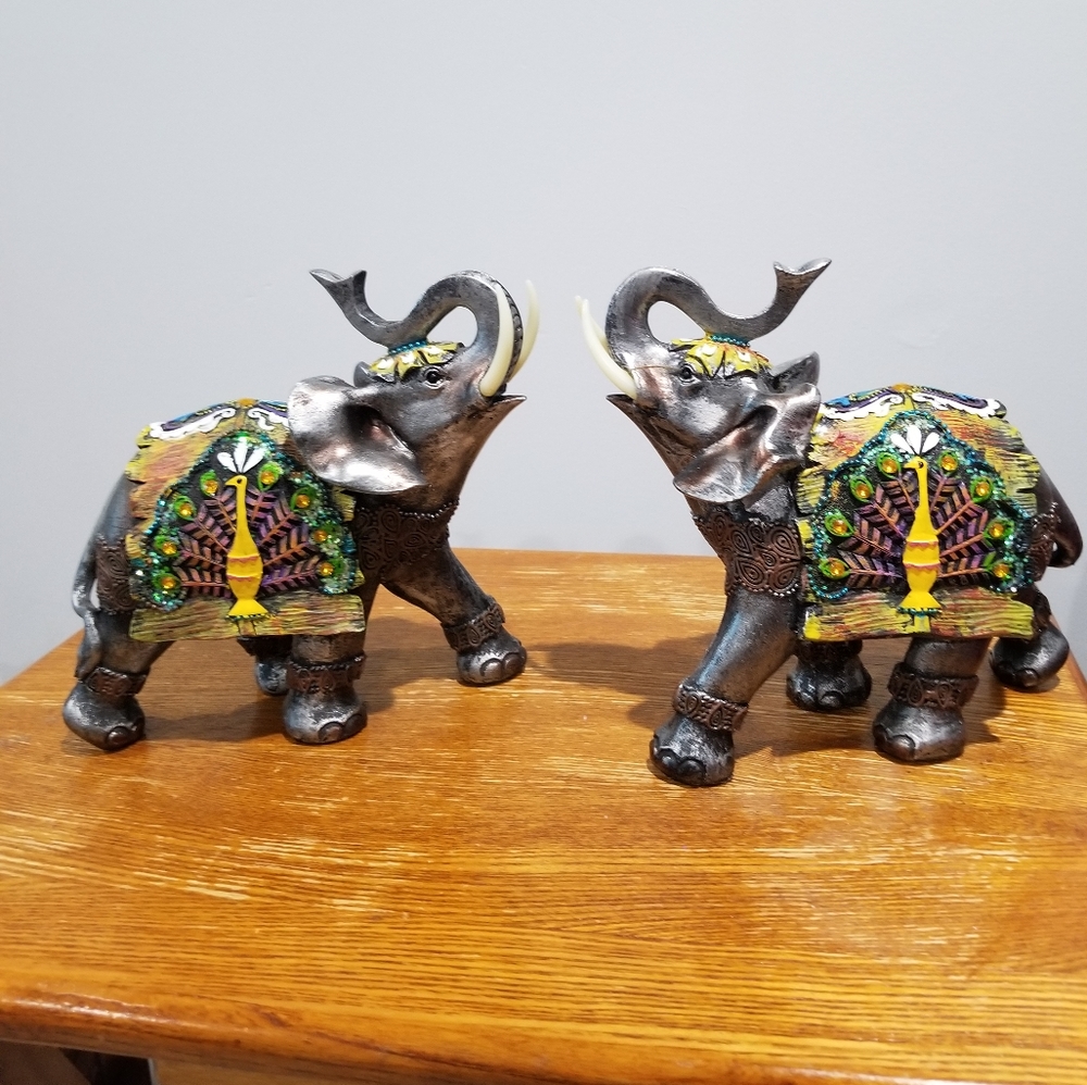 Resine Peacock Symbol Wearing Metallic Gray Elephant Sculpture Décor Self Sitter